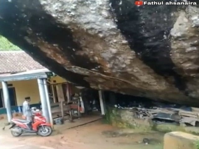 rumah di cianjur berdempetan dengan batu