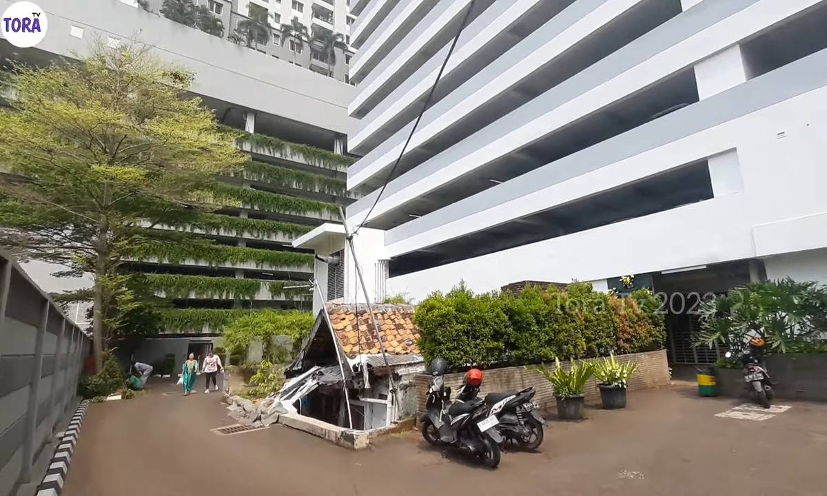 potret rumah tua di tengah apartemen megah