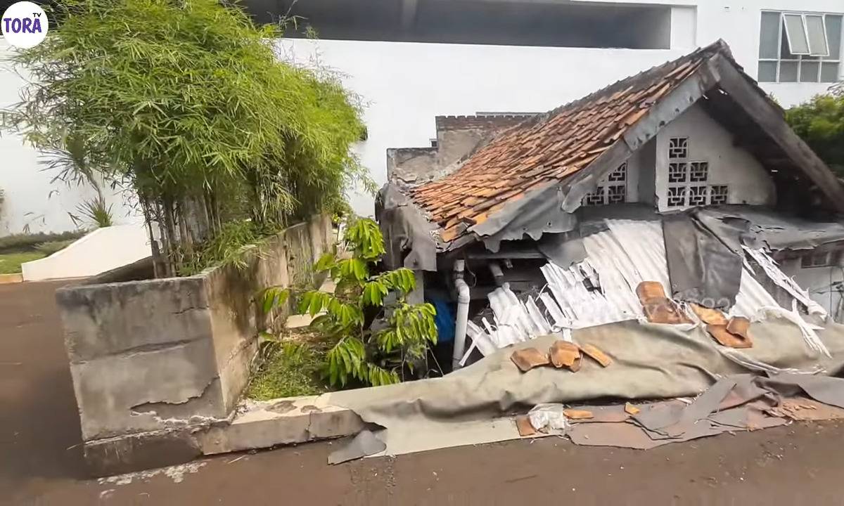fasad rumah tua di tengah apartemen megah
