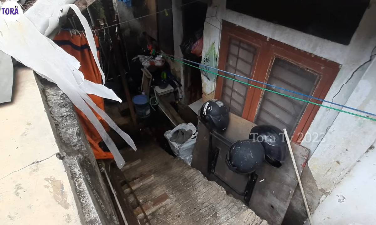area depan rumah tua tengah apartemen