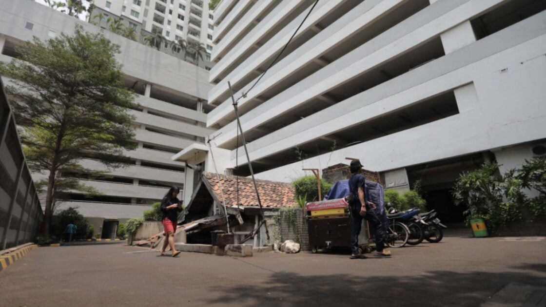 Viral, Inilah Potret Rumah Tua di Tengah Apartemen Megah Jakarta. Sempat Ditawar Miliaran Rupiah! Viral, Inilah Potret Rumah Tua di Tengah Apartemen Megah Jakarta. Sempat Ditawar Miliaran Rupiah!