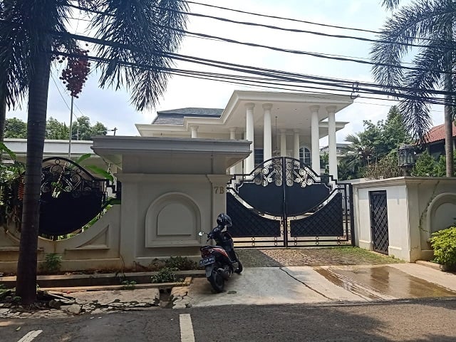 tampak luar rumah mewah di cilandak