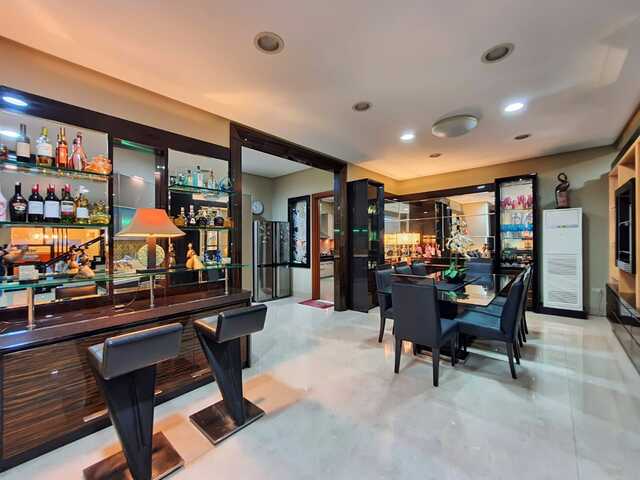 ruang makan rumah mewah Menteng