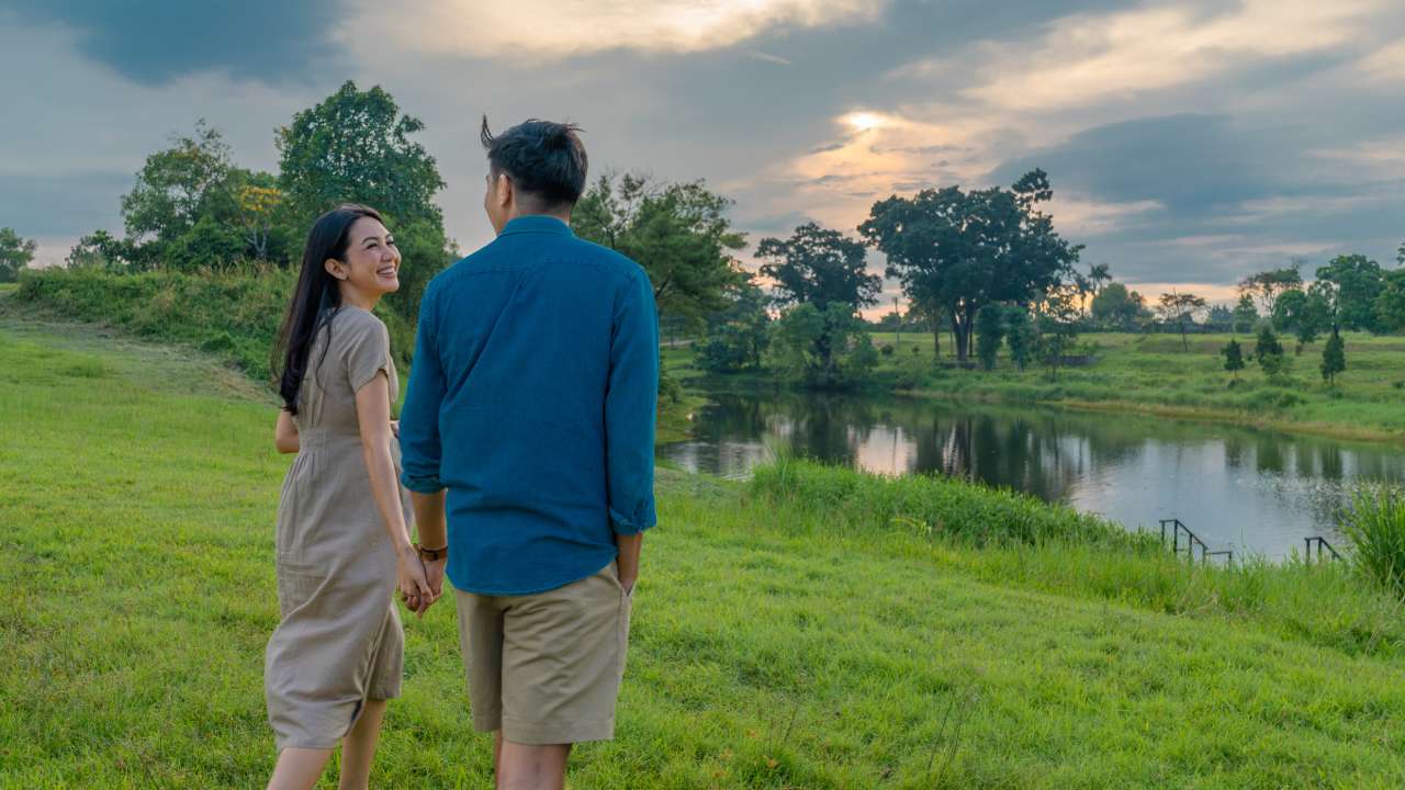 pasangan menatap danau