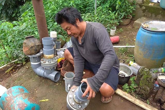Cara mengalirkan air dari bawah ke atas tanpa listrik