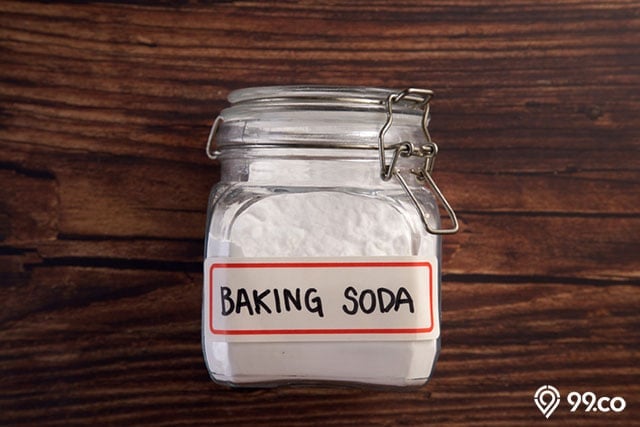 menghilangkan noda krayon dengan baking soda