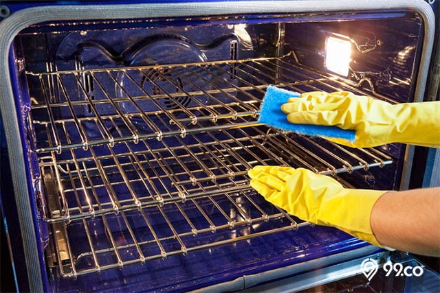 membersihkan oven kompor