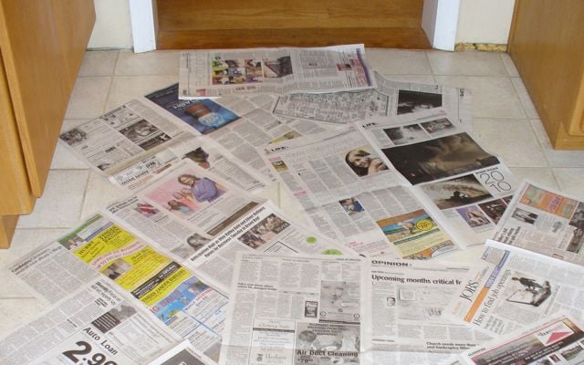 cara membersihkan minyak di lantai dengan koran