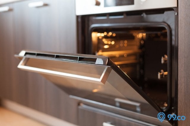 menggunakan oven listrik
