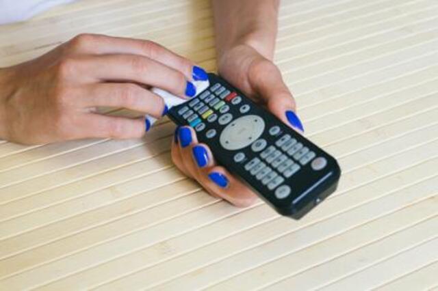 cara membersihkan remote tv