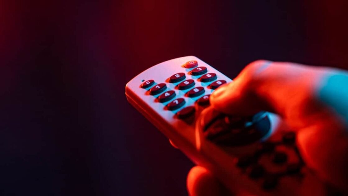4 Cara Memperbaiki Remote TV yang Tidak Merespon. Gampang dan Murah! 4 Cara Memperbaiki Remote TV yang Tidak Merespon. Gampang dan Murah!