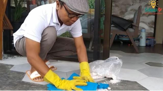 cara membersihkan lantai dengan ampas kelapa