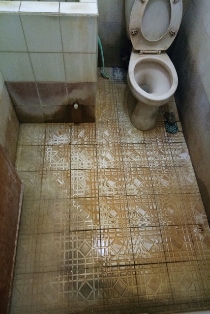 kamar mandi kuning