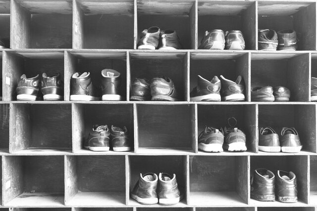 menyimpan sepatuh putih