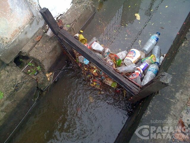 sampah menyumbat jadi penyebab air got meluap