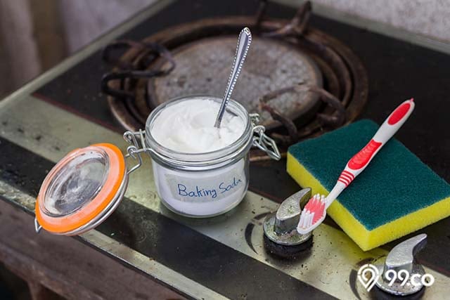 cara membersihkan kerak kompor gas