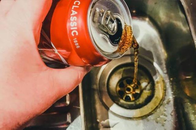 cairan pembersih dari coca cola
