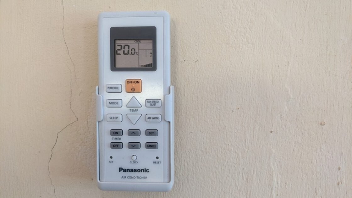 Cara Mengatasi Remote AC Tidak Berfungsi Berdasarkan Penyebabnya. Jangan Sampai Salah! Cara Mengatasi Remote AC Tidak Berfungsi Berdasarkan Penyebabnya. Jangan Sampai Salah!
