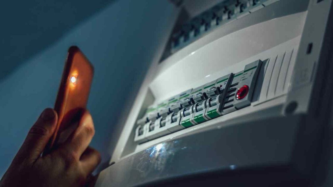5 Bahaya Listrik Sering Jeglek, dari Merusak Perangkat Elektronik hingga Risiko Kebakaran!