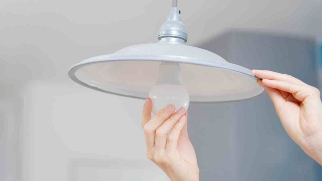 4 Cara Memperbaiki Lampu LED Mati Total Tanpa Solder, Cuma Pakai Korek Api! 4 Cara Memperbaiki Lampu LED Mati Total Tanpa Solder, Cuma Pakai Korek Api!