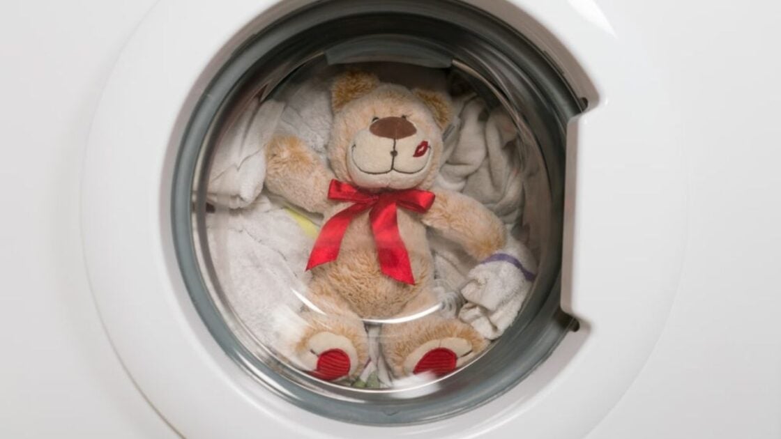 6 Cara Mencuci Boneka di Mesin Cuci agar Tidak Rusak. Gampang Banget!