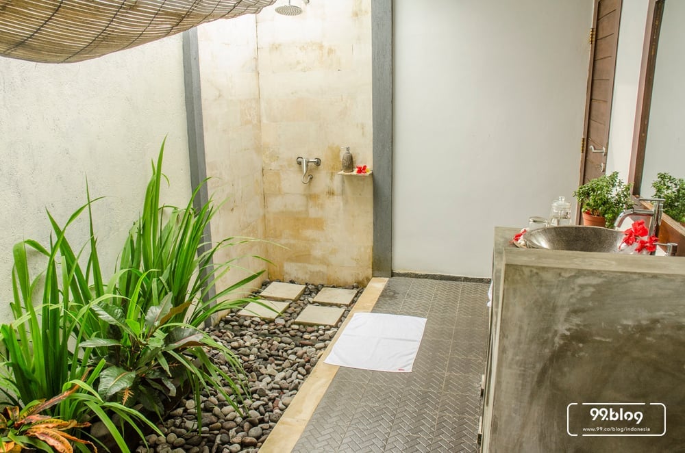kamar mandi terbuka