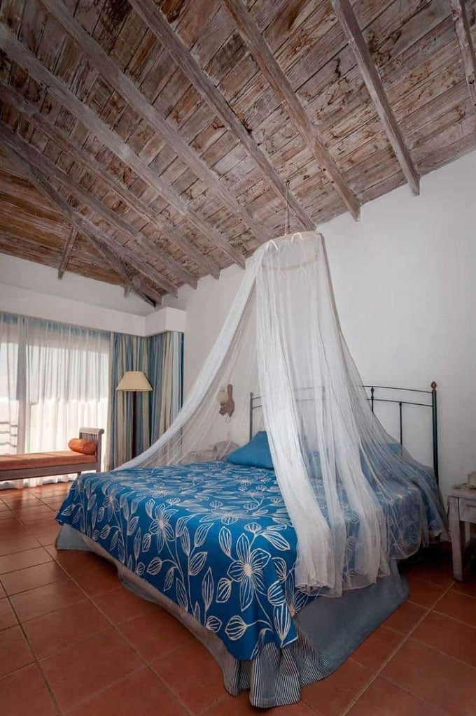 kamar dengan kelambu