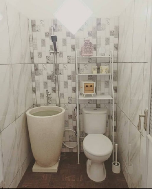 kamar mandi kecil