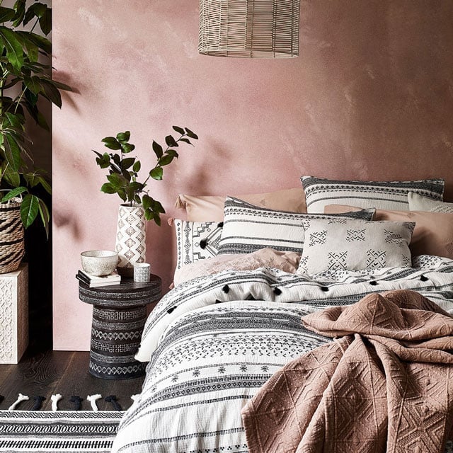 cat kamar pink