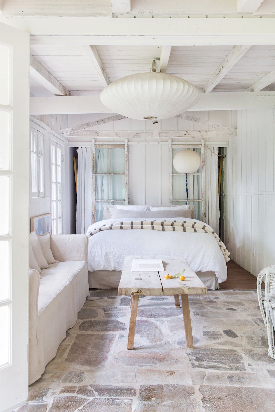 kamar shabby chic warna putih