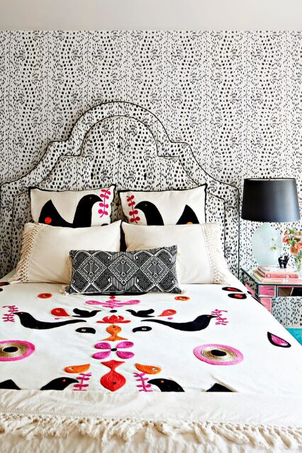 kamar tidur monokrom