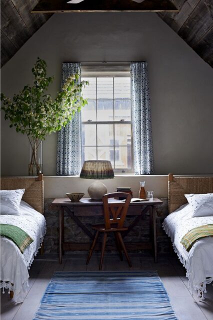 kamar modern warna biru