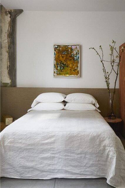 kamar dengan lukisan kuning