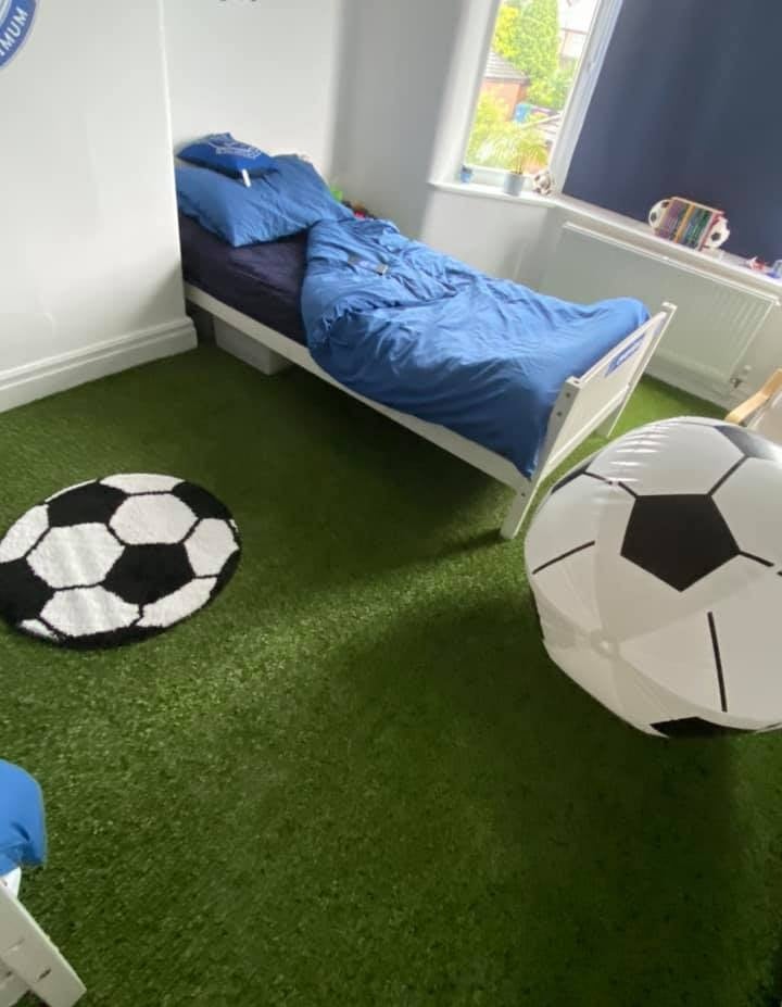 dekorasi kamar tidur tema sepak bola pakai karpet rumput sintetis dekorasi kamar tidur tema sepak bola pakai karpet rumput sintetis