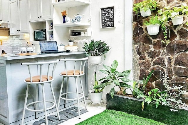 desain taman dalam rumah dekat dapur taman dalam rumah