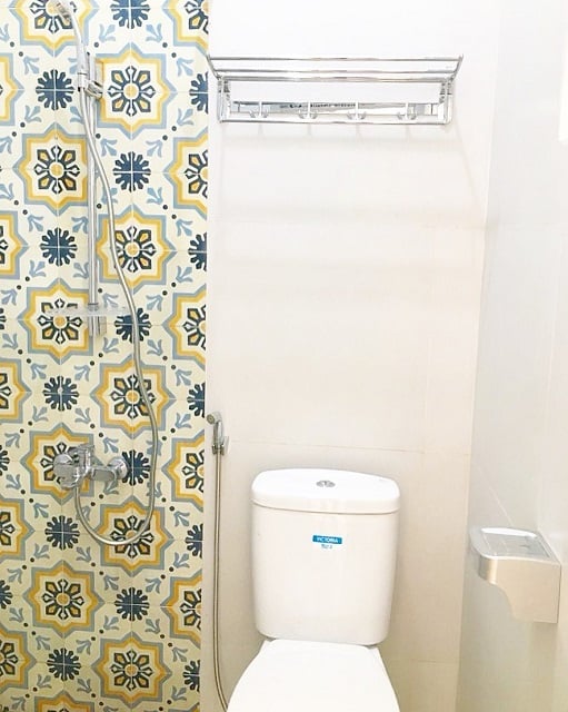 tegel lantai biru kuning
