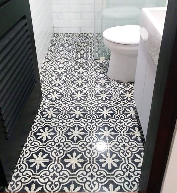 kamar mandi monokrom