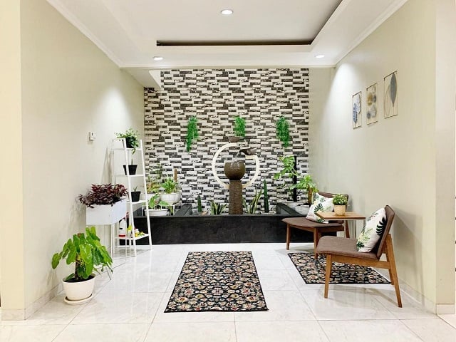 taman indoor dengan air mancur