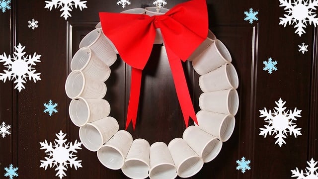 krans natal dari gelas plastik