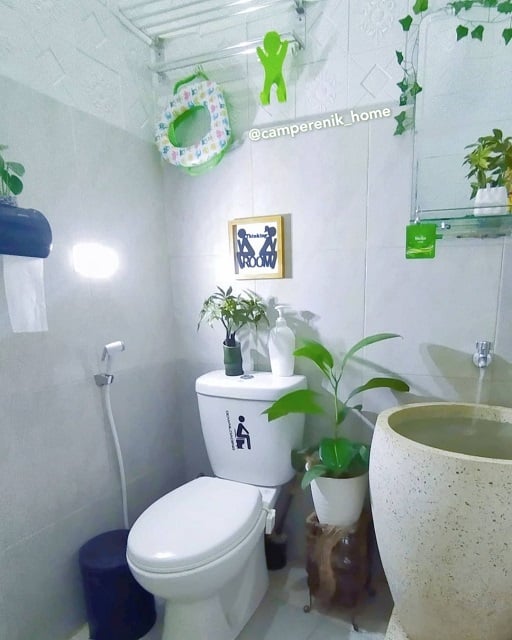kamar mandi nuansa hijau minimalis