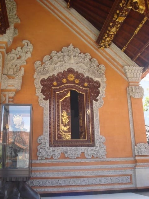 jendela kayu khas bali