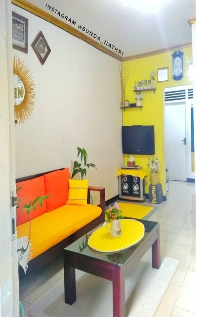 kombinasi warna kuning untuk ruang tamu