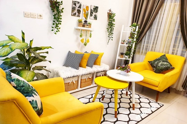 kombinasi warna kuning untuk ruang tamu
