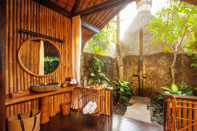 desain kamar mandi pedesaan dominasi bambu