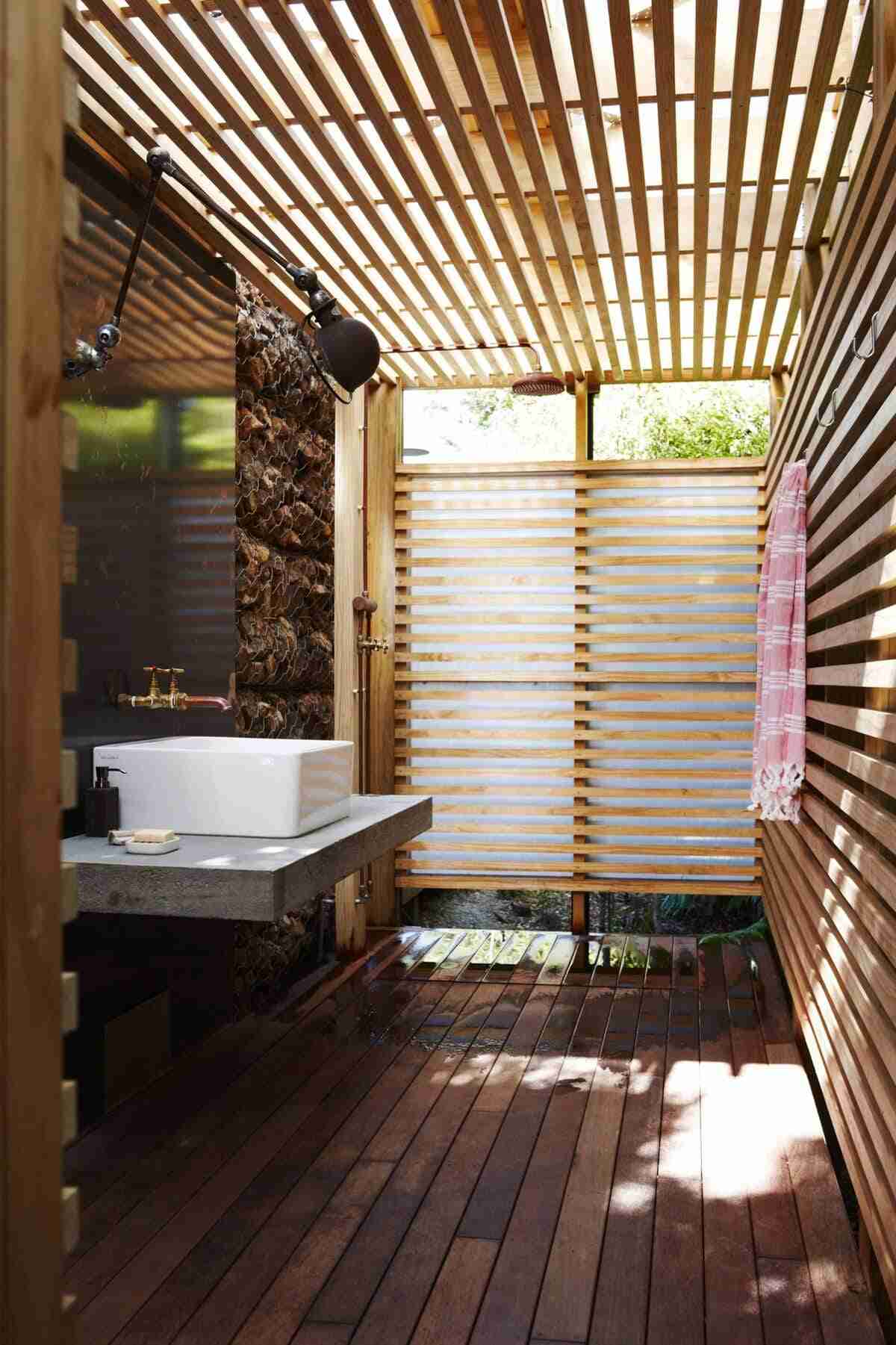desain kamar mandi pedesaan kayu