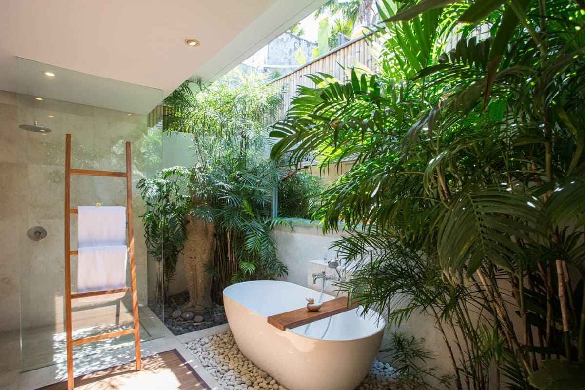 tempat mandi dengan bathtub
