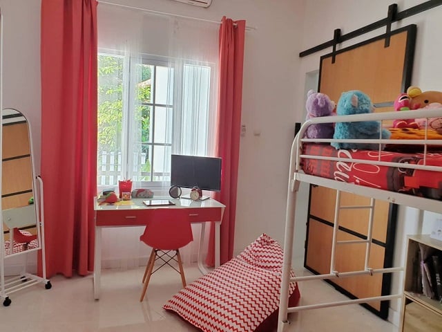 ide desain kamar tidur warna merah