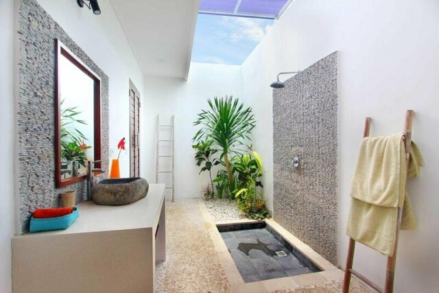 kamar mandi outdoor minimalis batu alam