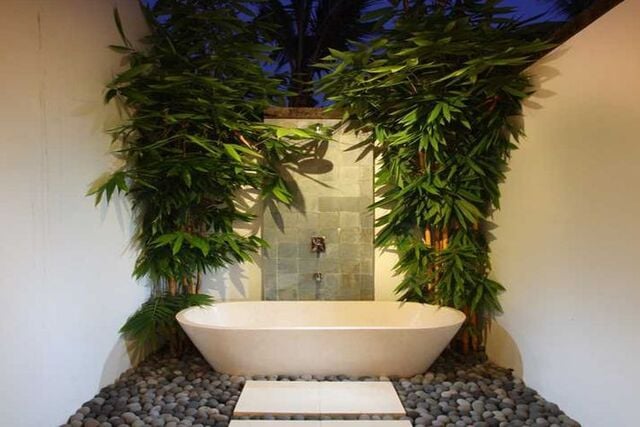 kamar mandi outdoor minimalis tropis