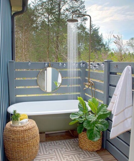 kamar mandi dengan pagar biru muda